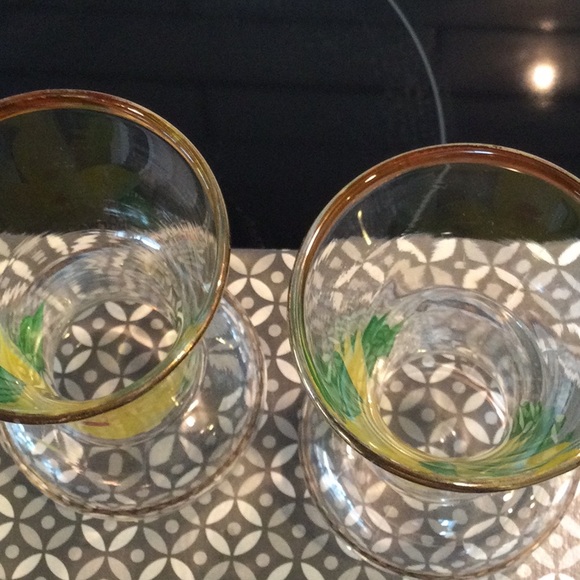 2 Hand painted small gold trimmed vases. Vintage - Picture 3 of 3